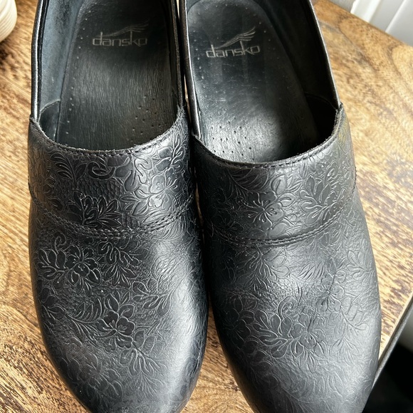 Women's Black Floral-Embossed Leather Clogs - Picture 3 of 6